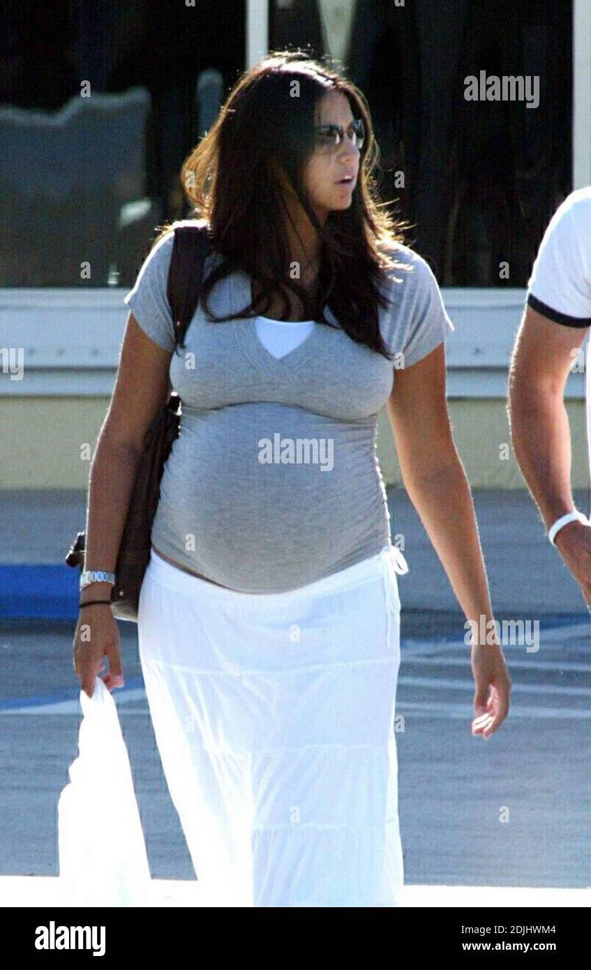 Exklusiv Matt Damon Und Seine Frau Luciana Barosso Gehen Auf Shopping In Miami Beach Der Stark Schwangere Ex Barkeeper Soll Jetzt Jeden Tag Gebaren 06 02 06 Stockfotografie Alamy