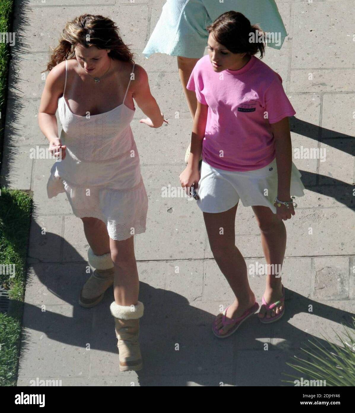 Exklusiv!! Britney Spears, ihre Mutter und Schwester Jamie Lynn genießen einen Spaziergang durch das Gelände eines Luxushotels in Santa Monica, Ca. Britney wohnt in einem privaten Bungalow im Strandview Hotel mit meinem Mann Kevin Federline, aber das Paar verbrachte den größten Teil des Tages getrennt. Britney trug ein Sommerkleid, das ihr ihr wachsendes Dekolleté zeigte, das der Specualation der Schwangerschaft des Sängers Kraftstoff hinzufügt. 04/01/05 [[SAC]] Stockfoto