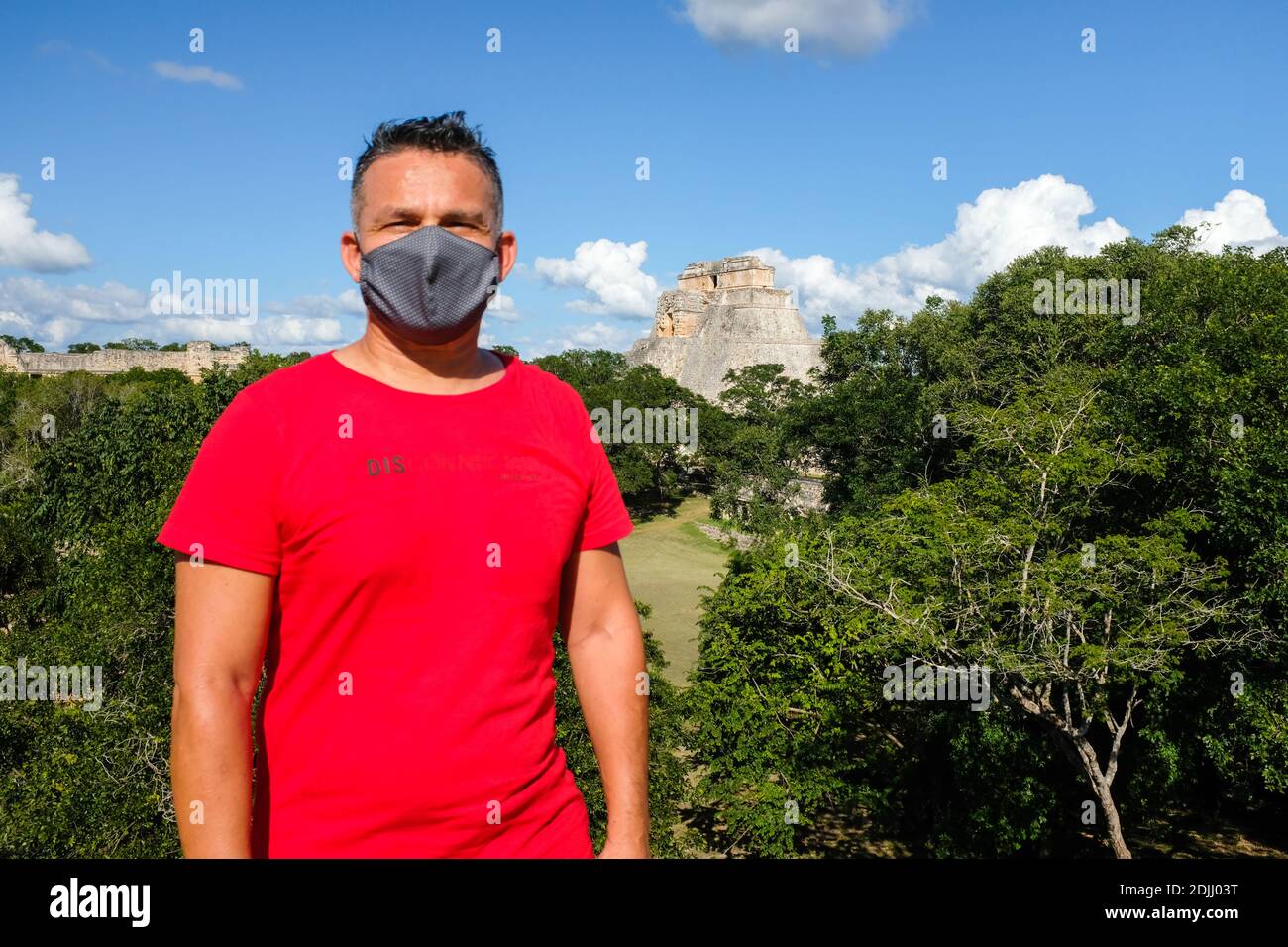 Tourist mit Gesichtsmaske Besuch der Uxmal Maya Ruinen in Yucatan Mexiko während der Coronavirus Pandemie, 2020 Stockfoto