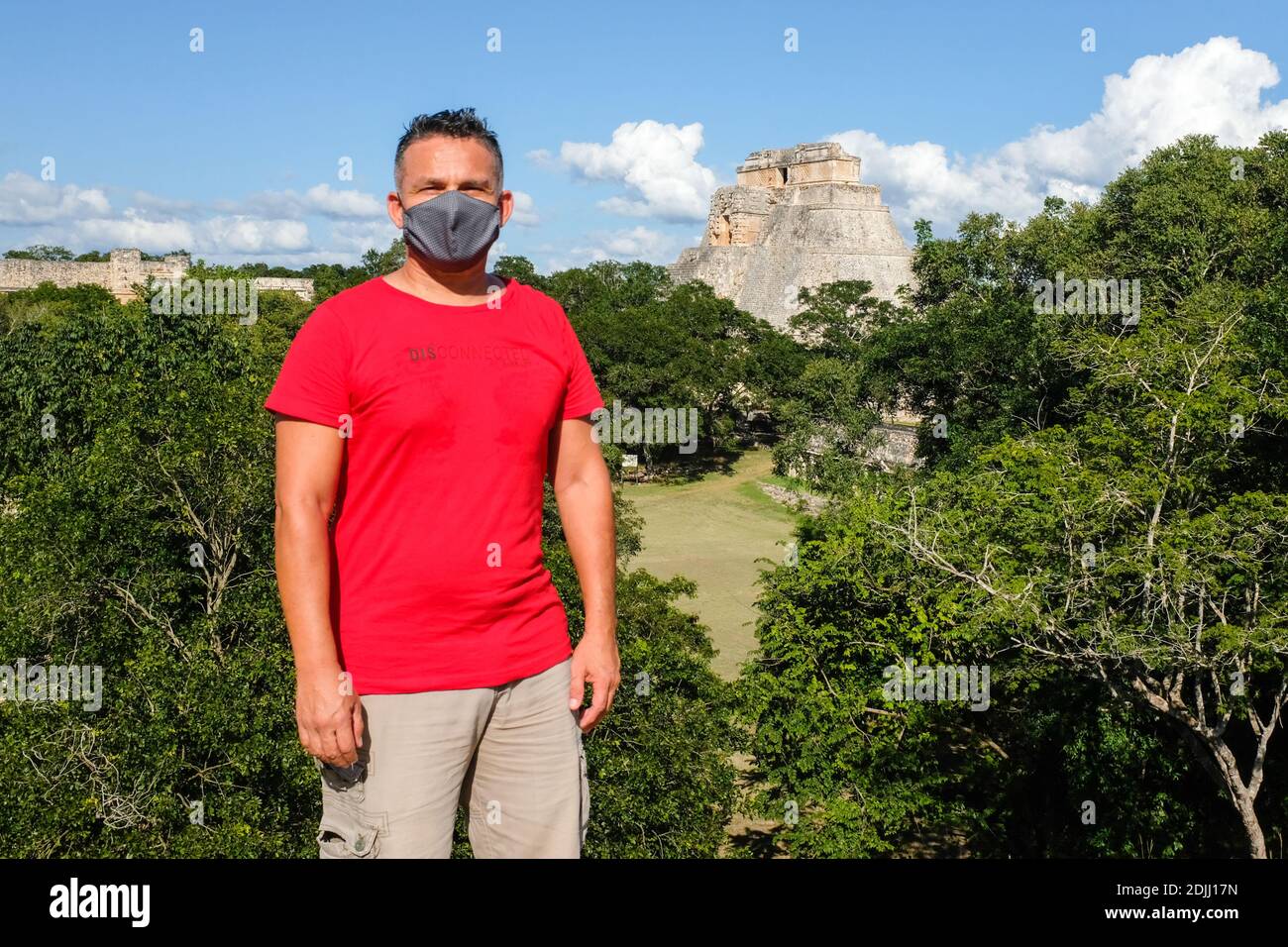 Tourist mit Gesichtsmaske Besuch der Uxmal Maya Ruinen in Yucatan Mexiko während der Coronavirus Pandemie, 2020 Stockfoto