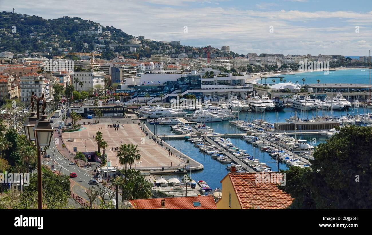 Blick über den Yachthafen mit Palais des Festivals, Cannes, Alpes-Maritimes, Provence-Alpes-Cote d'Azur, Frankreich Stockfoto