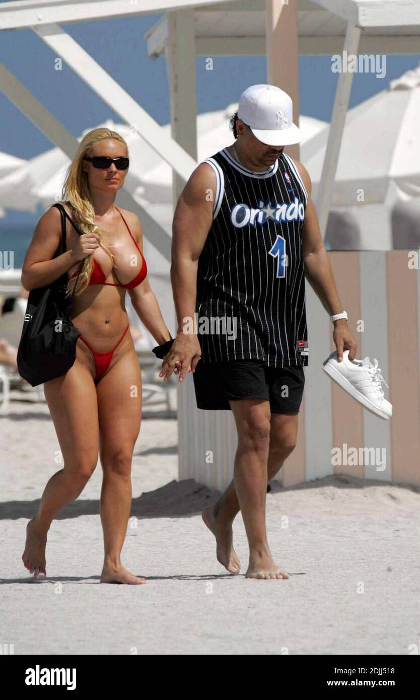 Exklusiv!! Ice T und Frau Coco gehen am Strand in South Beach, Miami 4/9/05 Stockfoto