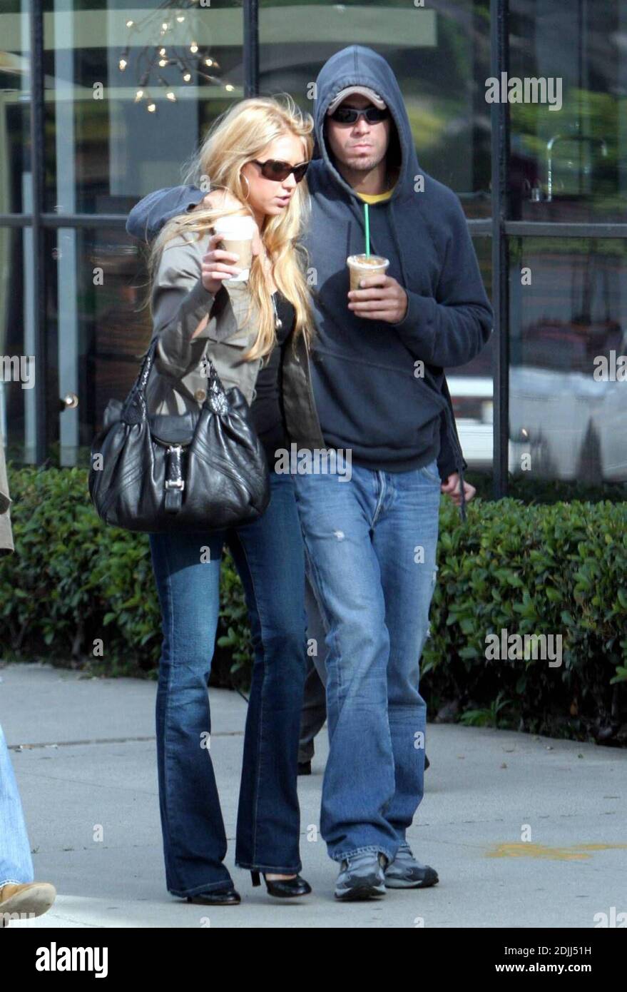 Anna Kournikova und Enrique Iglesias machen einen romantischen Spaziergang durch Los Angeles, ca. Anna kuschelte sich unter Enriques Arm, als sie gingen, in passenden Jeans und Sonnenbrille. 7/05 Stockfoto