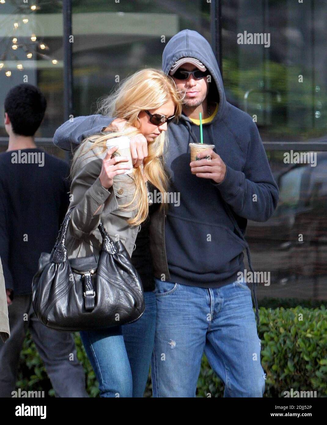 Anna Kournikova und Enrique Iglesias machen einen romantischen Spaziergang durch Los Angeles, ca. Anna kuschelte sich unter Enriques Arm, als sie gingen, in passenden Jeans und Sonnenbrille. 7/05 Stockfoto