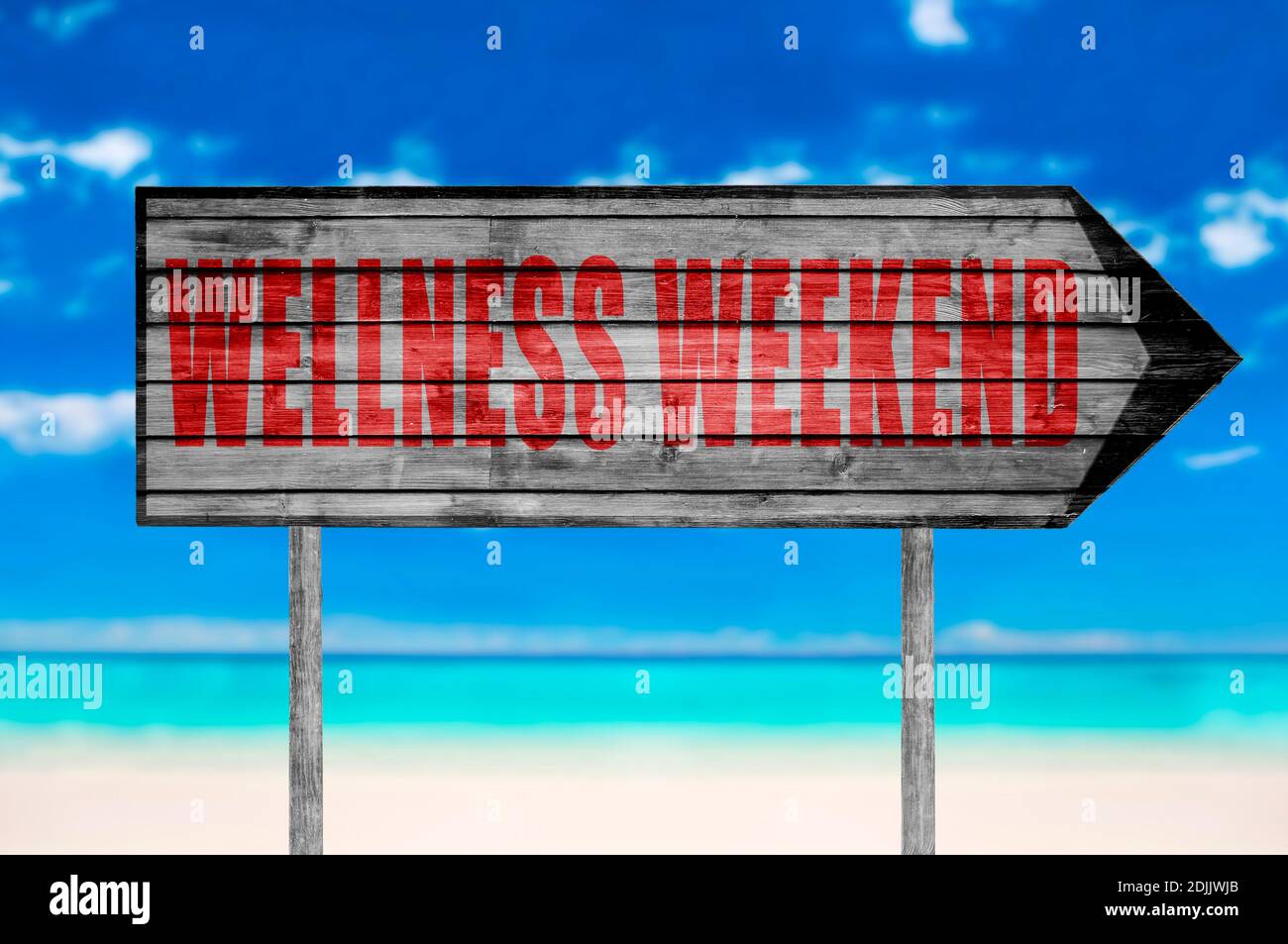 Red Wellness Weekend Holzschild mit auf einem Strand Hintergrund Stockfoto