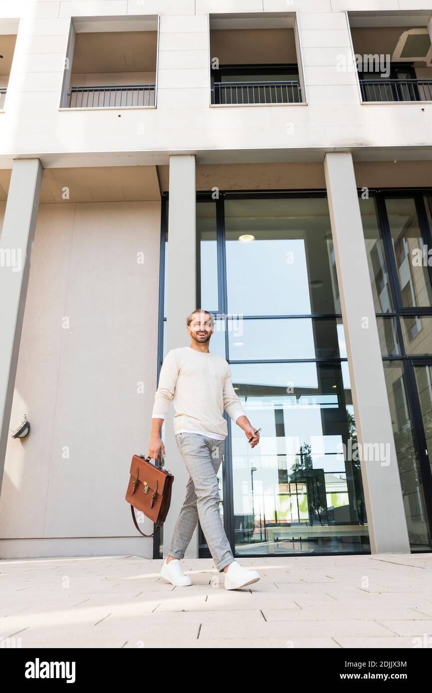 Junger Mann mit Mann bun aus und um in der Stadt Stockfoto