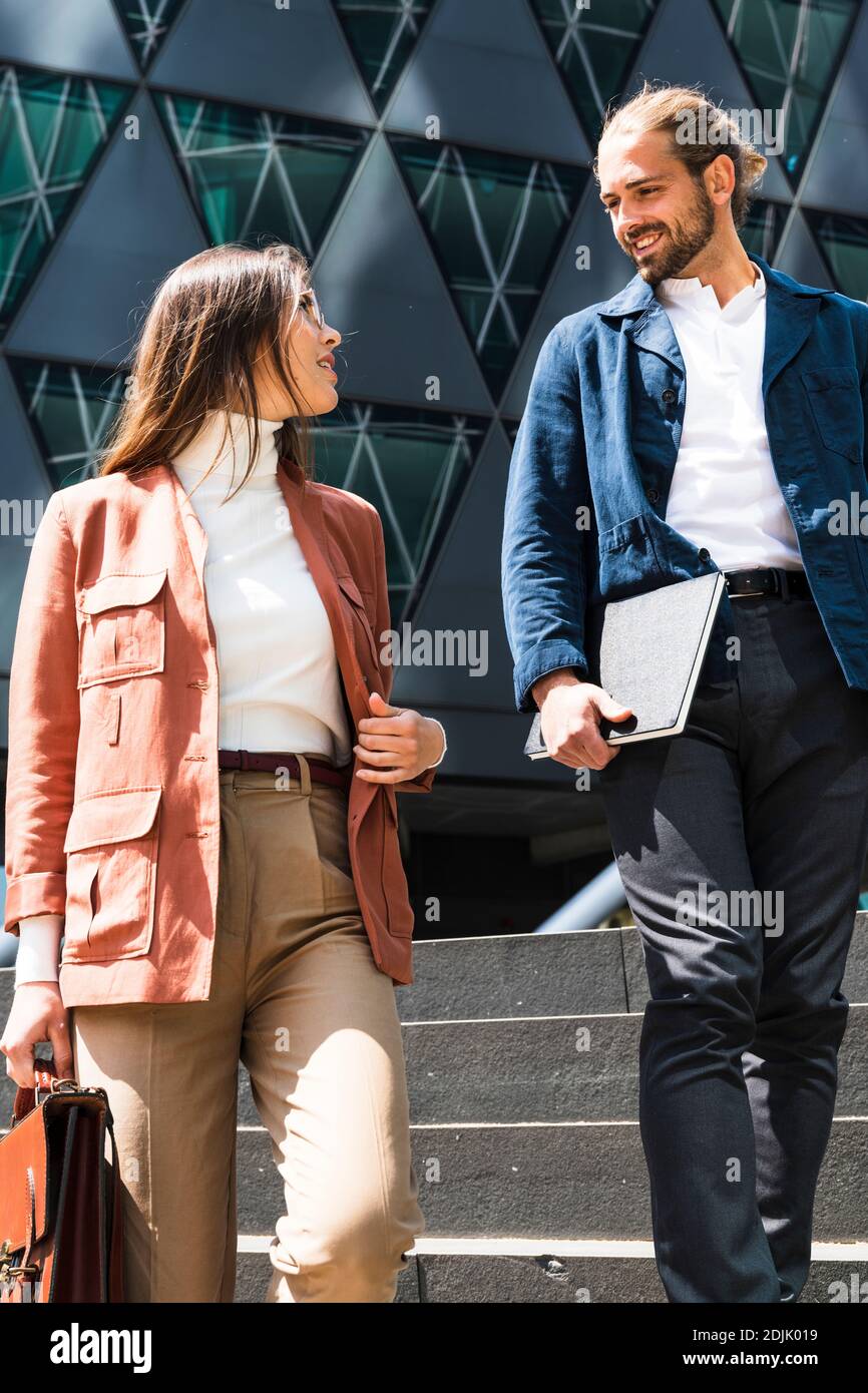Junge Geschäftsleute in der Stadt Stockfoto