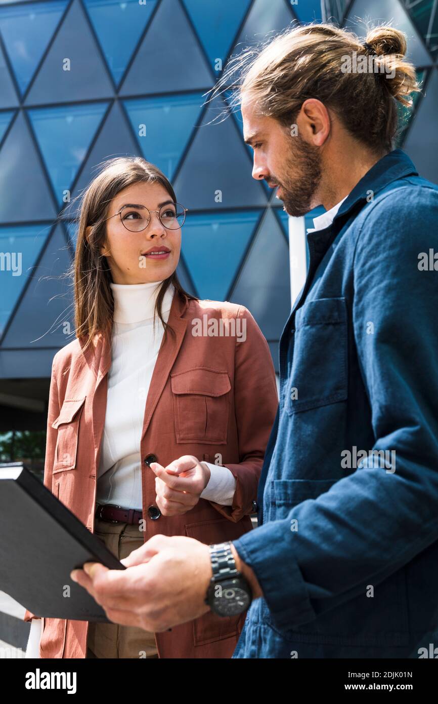 Junge Geschäftsleute in der Stadt Stockfoto