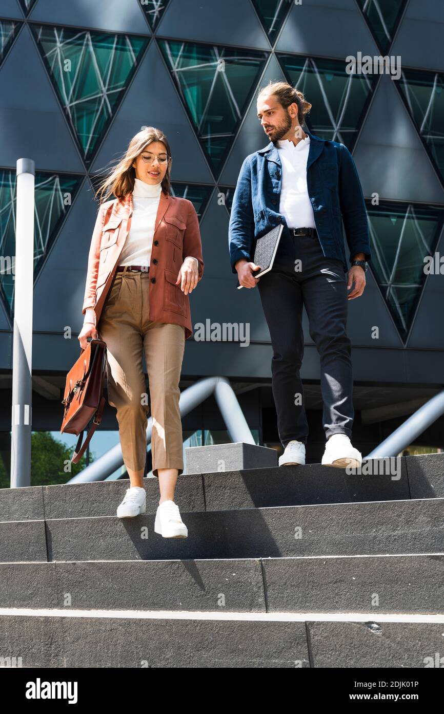 Junge Geschäftsleute in der Stadt Stockfoto