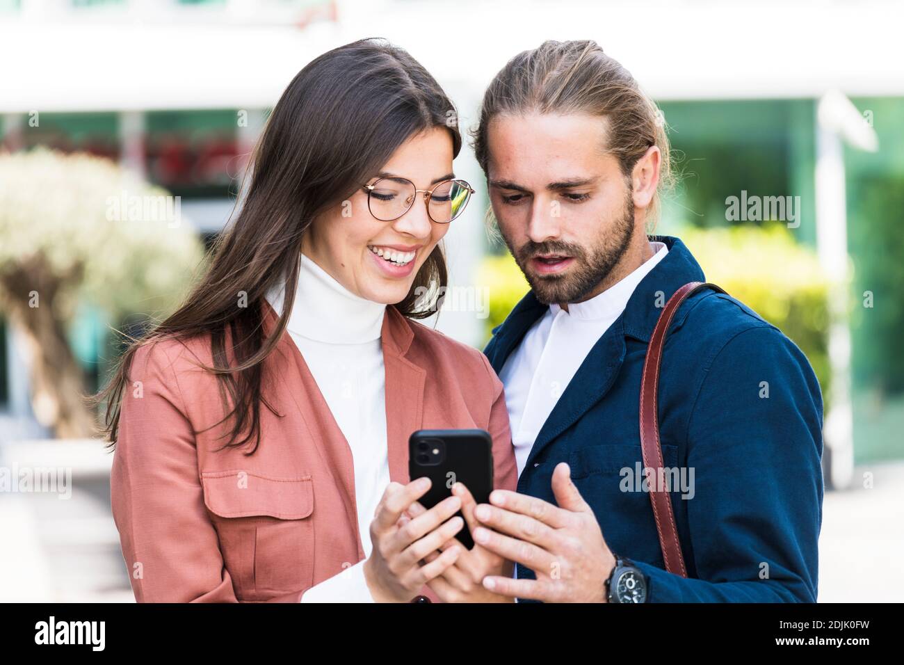Junge Geschäftsleute nutzen Smartphone in der Stadt Stockfoto