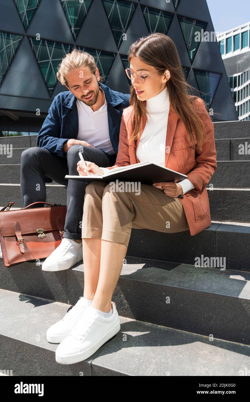 Junge Geschäftsleute in der Stadt Stockfoto