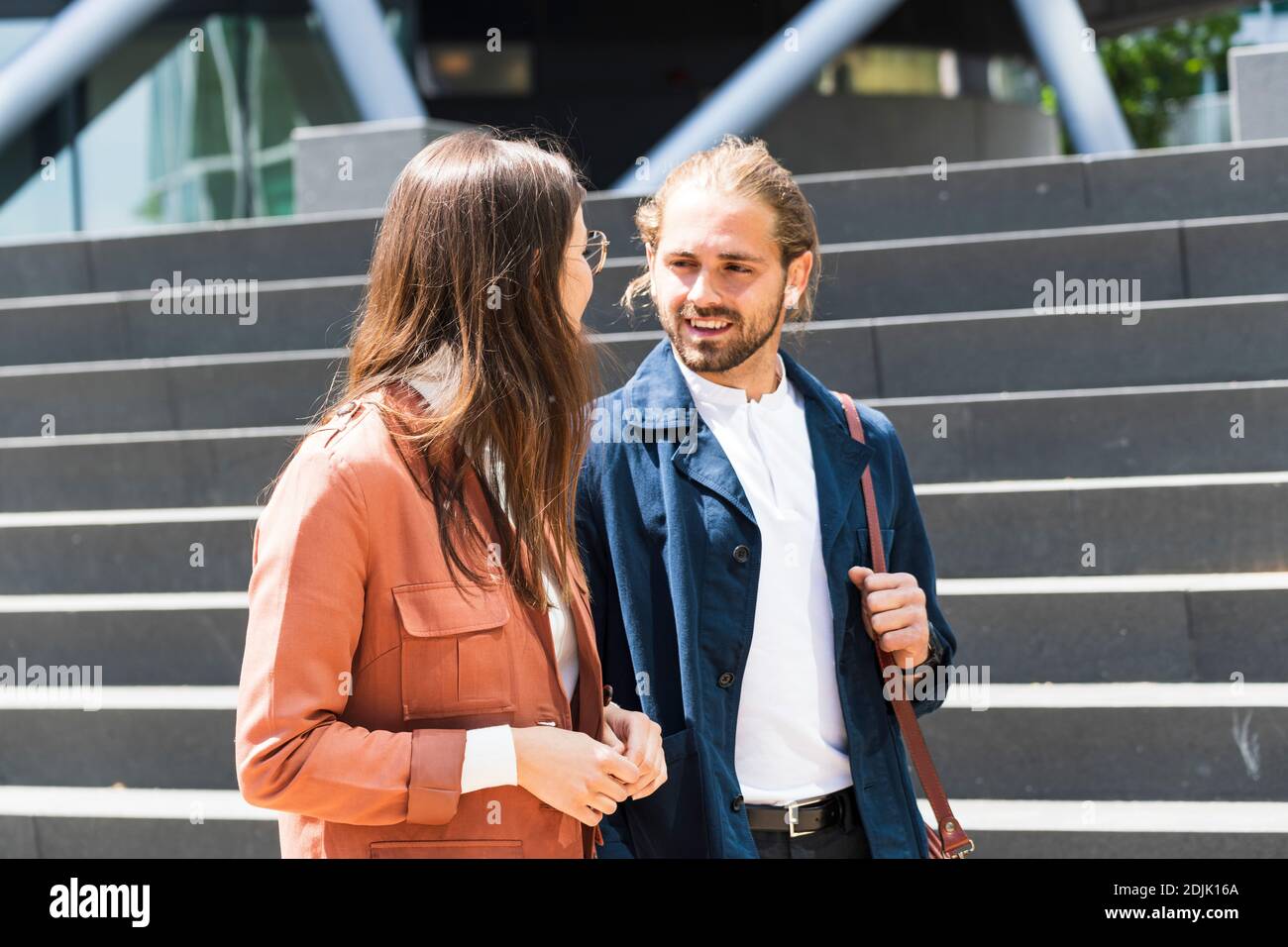 Junge Geschäftsleute in der Stadt Stockfoto