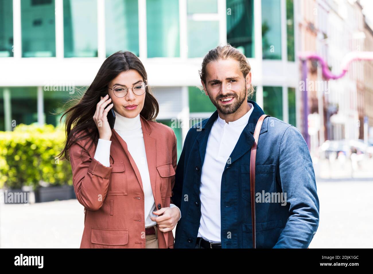 Junge Geschäftsleute in der Stadt Stockfoto