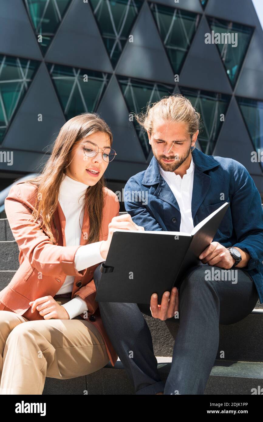 Junge Geschäftsleute in der Stadt Stockfoto