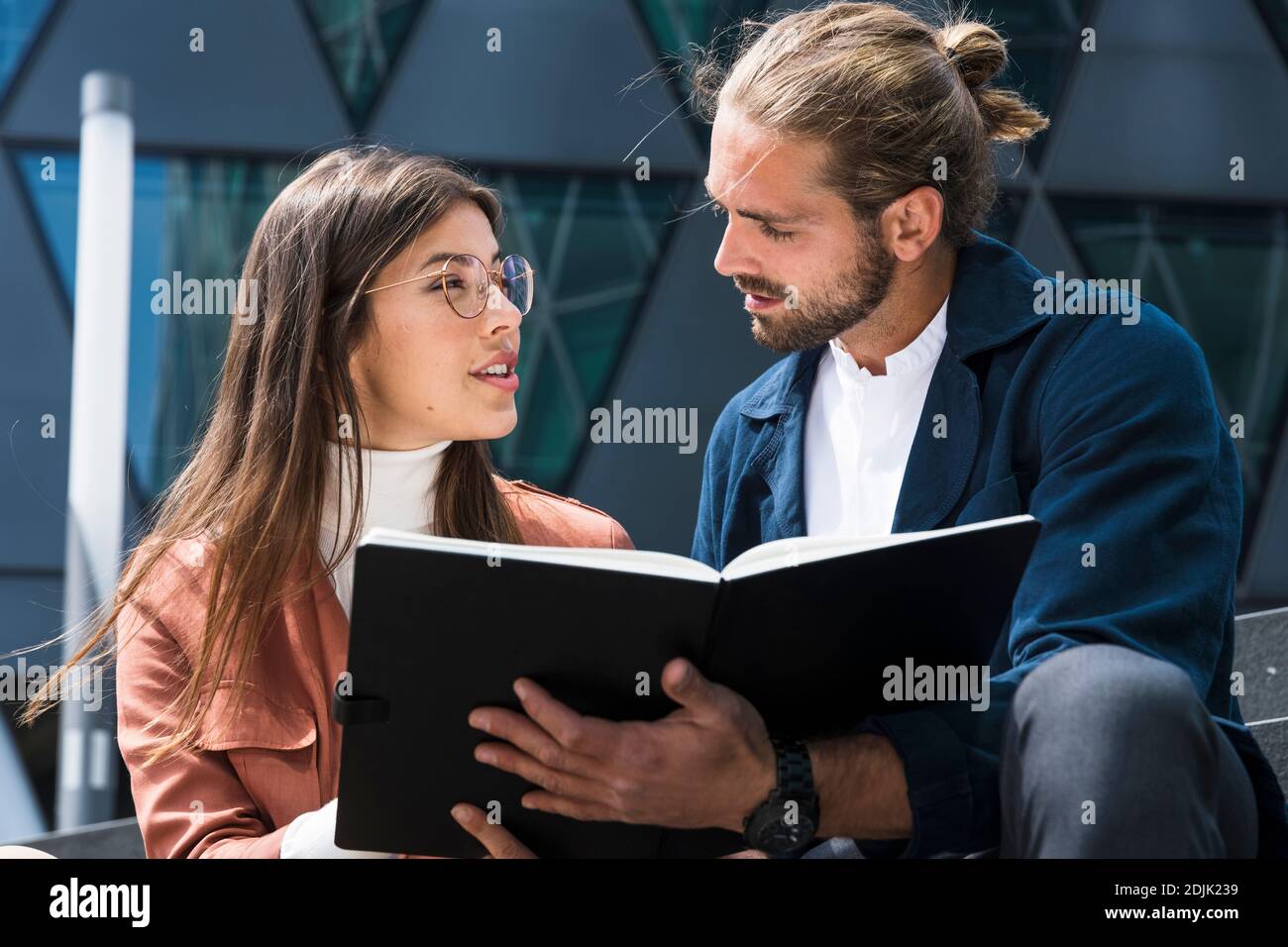 Junge Geschäftsleute in der Stadt Stockfoto