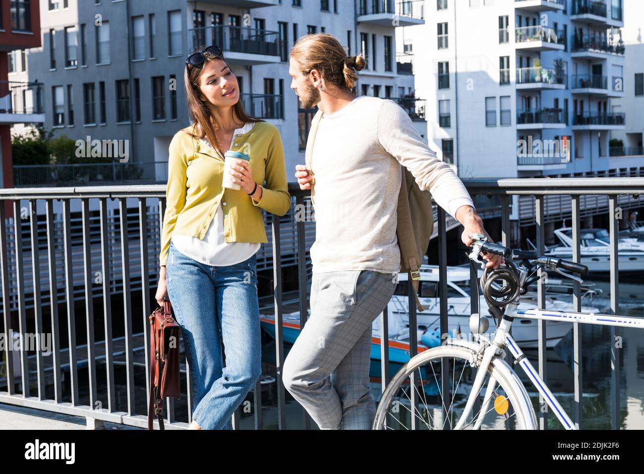 Junges Paar unterwegs in der Stadt Stockfoto