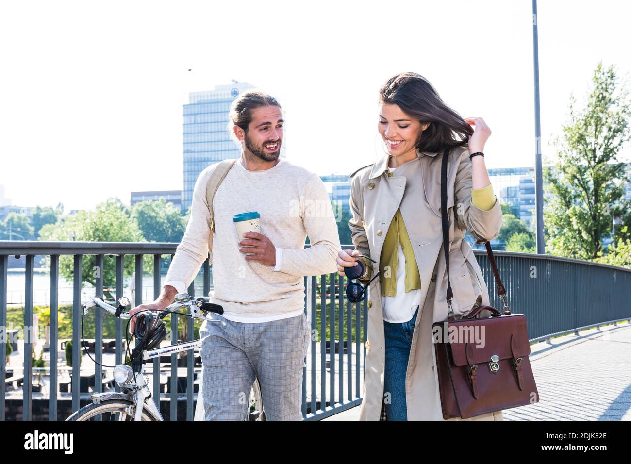Junges Paar unterwegs in der Stadt Stockfoto