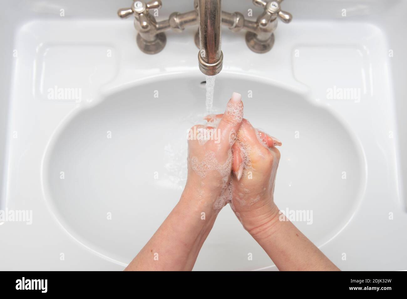 Frau Hände waschen unter fließendem Wasser Stockfoto