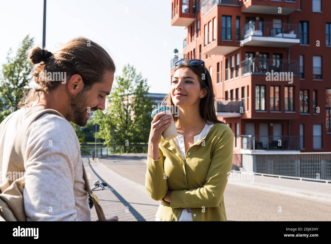 Junges Paar unterwegs in der Stadt Stockfoto