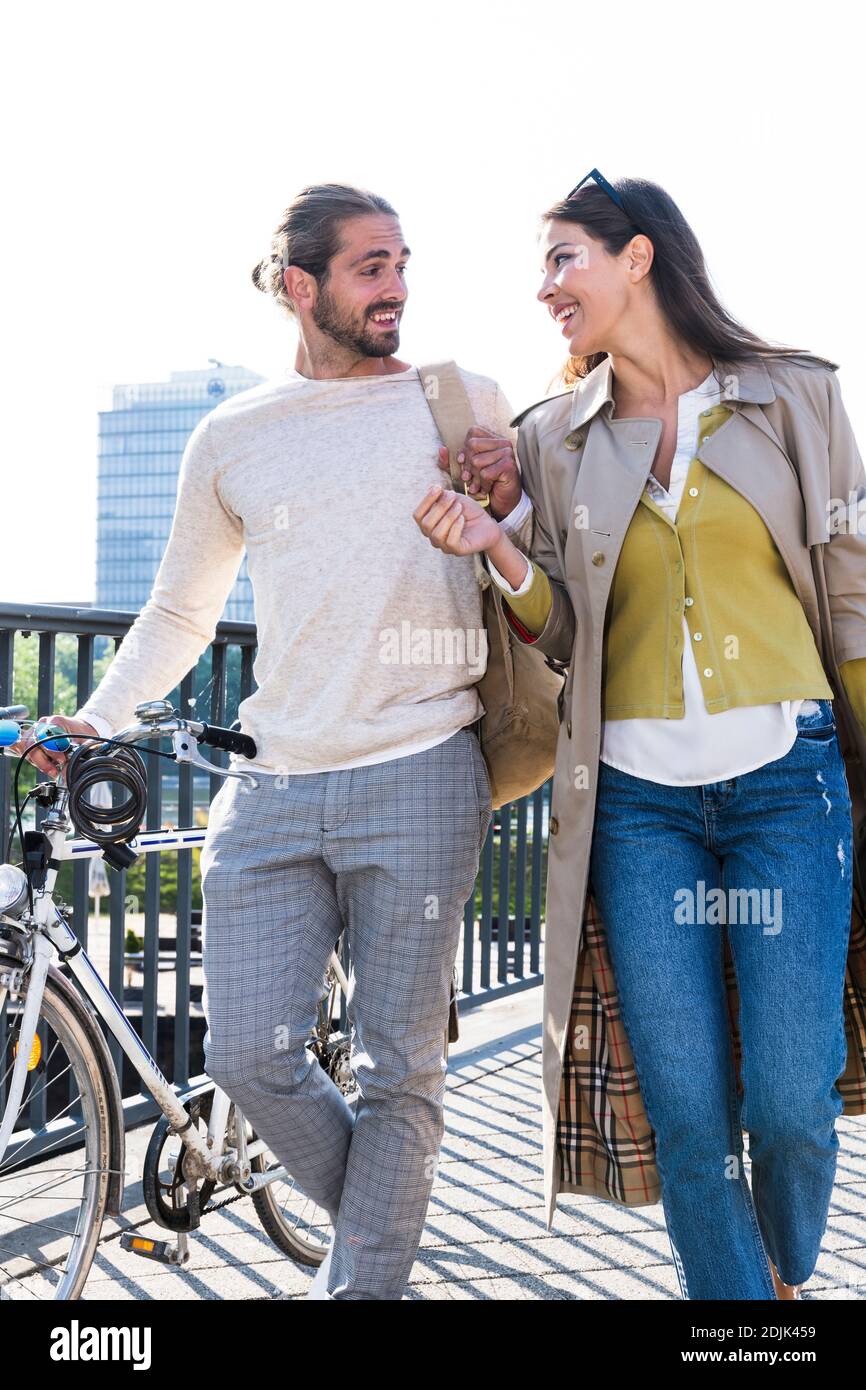 Junges Paar unterwegs in der Stadt Stockfoto