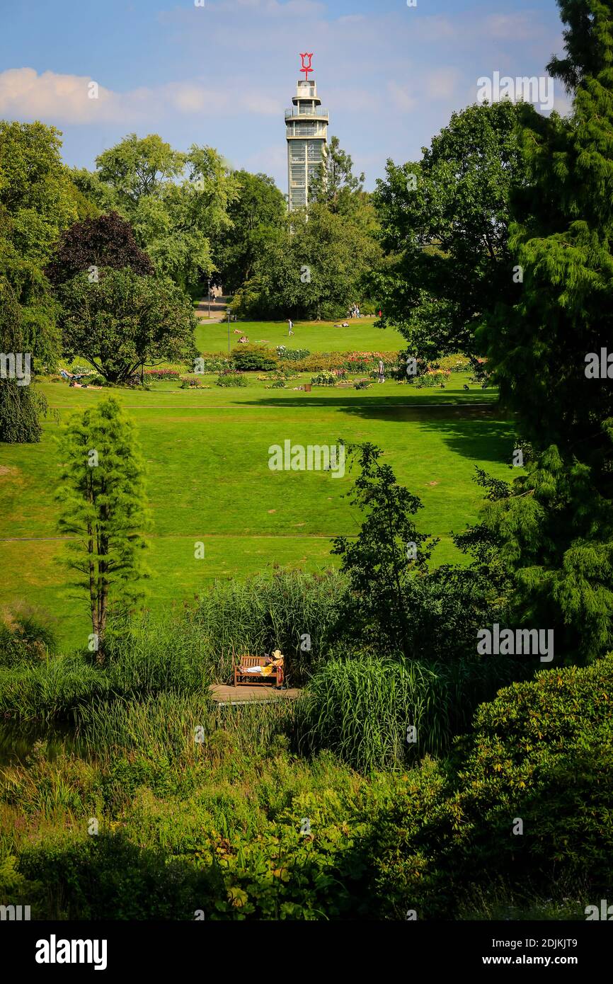 Essen, Nordrhein-Westfalen, Ruhrgebiet, Deutschland, Grugapark, Parkgelände der Bundesgartenschau 1965, Seenlandschaft mit Blick auf den Grugaturm anlässlich der Essen 2017 Grüne Hauptstadt Europas. Stockfoto