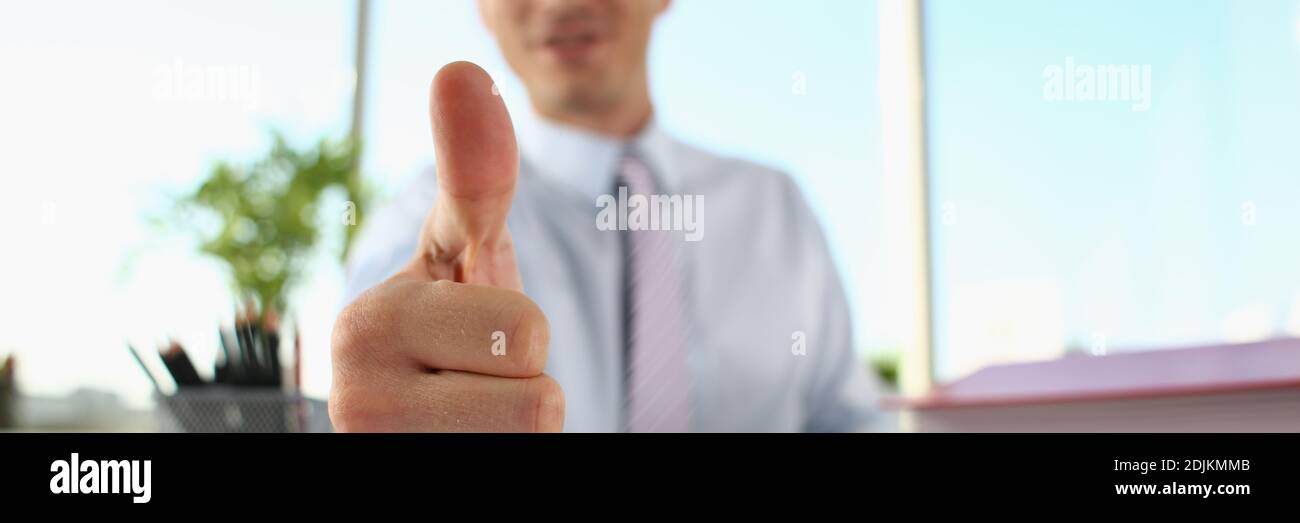 Der männliche Büroangestellte zeigt eine Geste der Zustimmung Stockfoto
