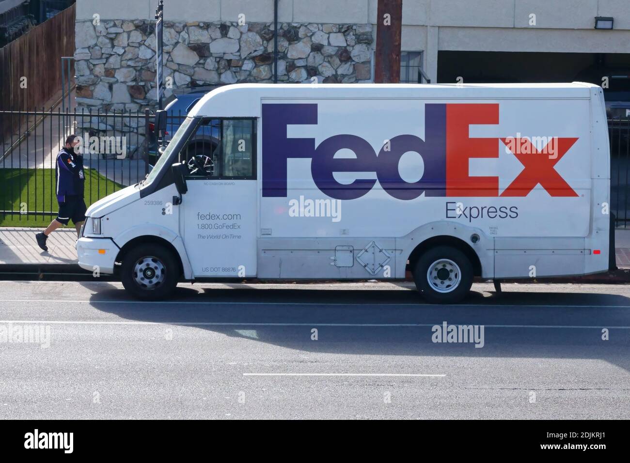 Los Angeles, CA / USA - 10. Dezember 2020: Ein FedEx Express Diesel-Lieferwagen, gebaut als Isuzu Reach, wird auf einer Stadtstraße geparkt gezeigt. Stockfoto