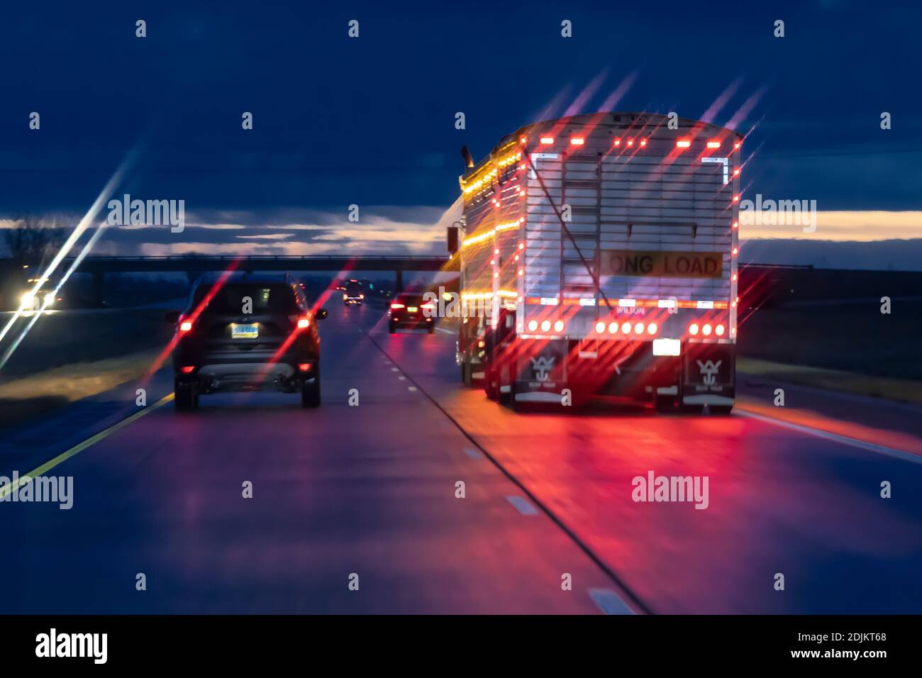 Reisen auf der Interstate 94 in einem späten Herbst regnerischen Vordämmerung durch North Dakota, USA [Keine Eigentumsfreigabe; nur für redaktionelle Lizenz verfügbar Stockfoto