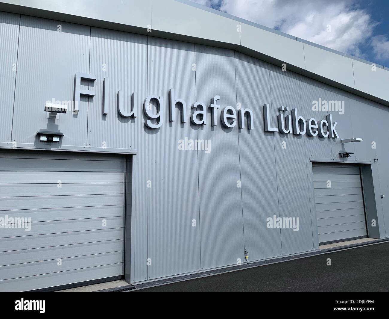 Neues Flughafengebäude mit dem Label Flughafen Lübeck. Stockfoto