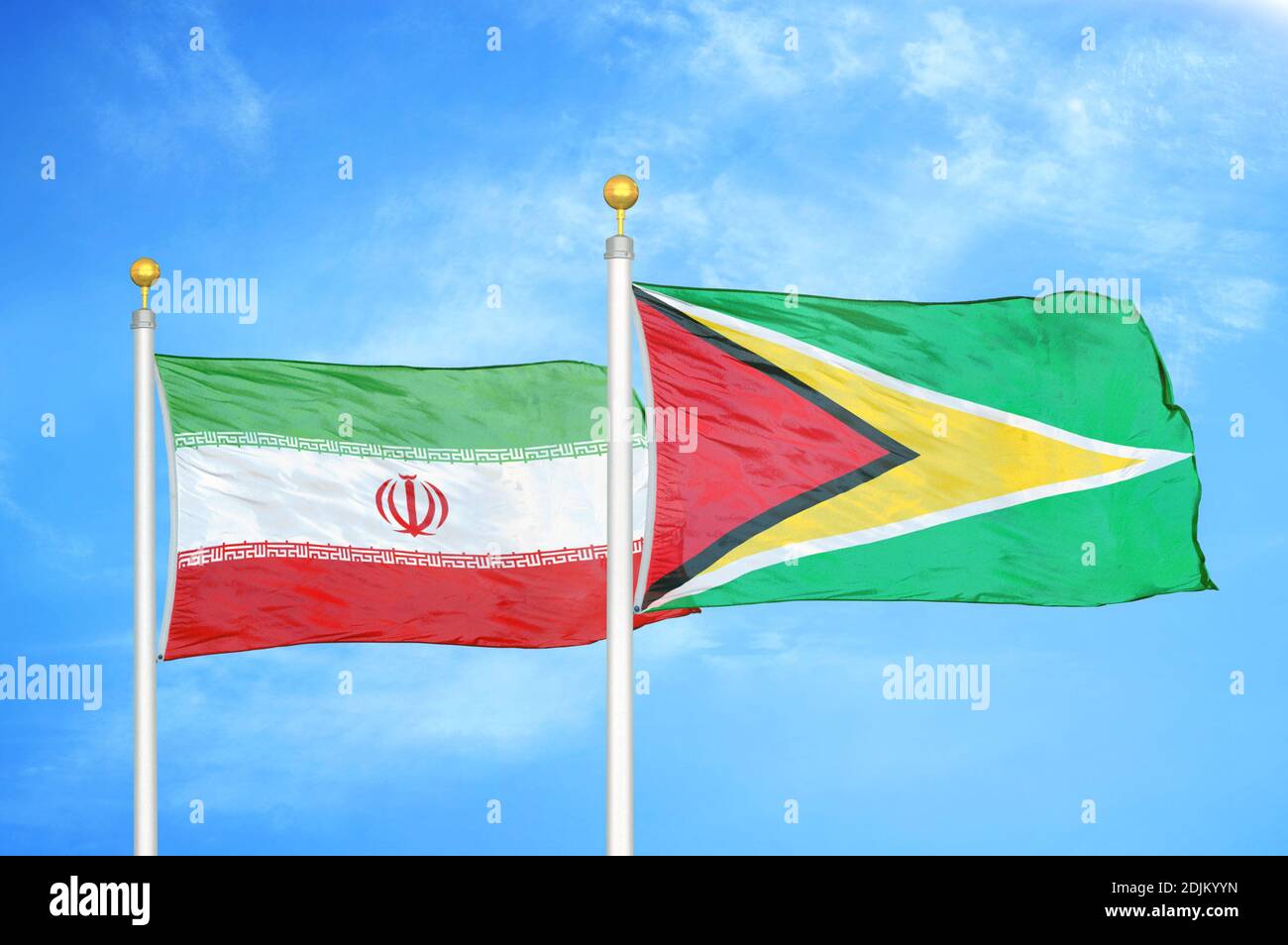 Iran und Guyana zwei Flaggen auf Fahnenmasten und blau bewölkt Himmel Stockfoto