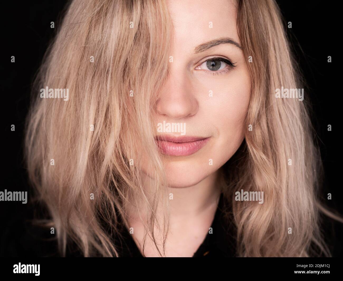 Schöne junge polnische Frau mit blonden Haaren und blauen Augen Stockfoto