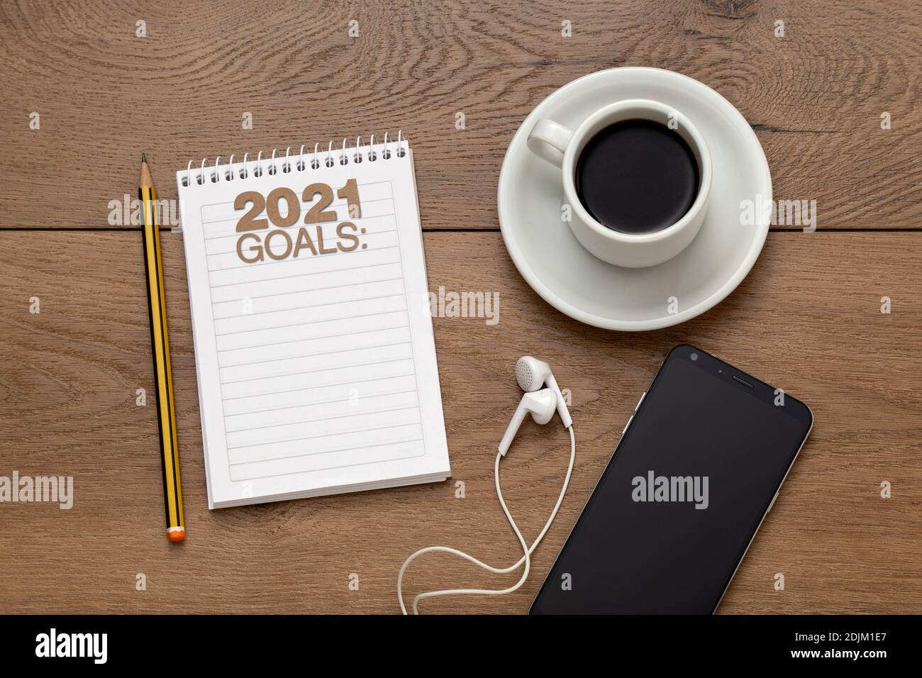 2021 Tore blank Notizbuch Bleistift und Tasse Kaffee . Geschäftskonzept der Top View Torliste über Holzschreibtisch. Stockfoto