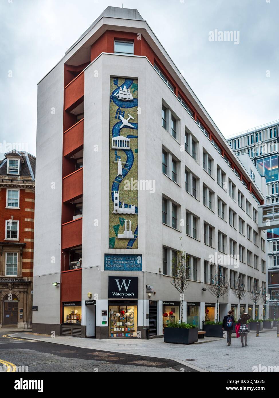 Waterstones at the LSE London - The Economists' Bookshop at the London School of Economics St Clements Building London. Wandbild von Harry Warren Wilson. Stockfoto