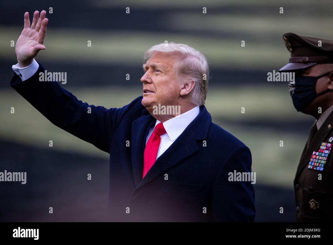 US-Präsident Donald Trump winkt, als er entlang der Seitenlinien ankommt, um mit Army-Fans beim 121. Army-Navy-Fußballspiel im Michie Stadium am 12. Dezember 2019 in West Point, New York, zu besuchen. Die Army Black Knights Shutout der Navy Midshipmen 15-0. Stockfoto