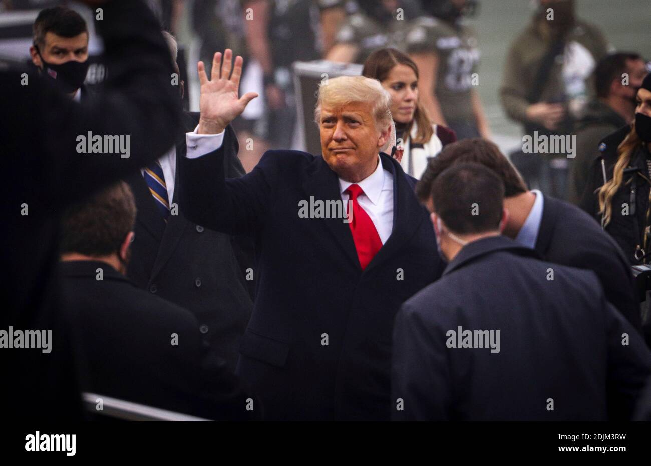 US-Präsident Donald Trump winkt, als er für den Münzwurf für das 121. Army-Navy-Fußballspiel im Michie Stadium am 12. Dezember 2019 in West Point, New York, ankommt. Die Army Black Knights Shutout der Navy Midshipmen 15-0. Stockfoto