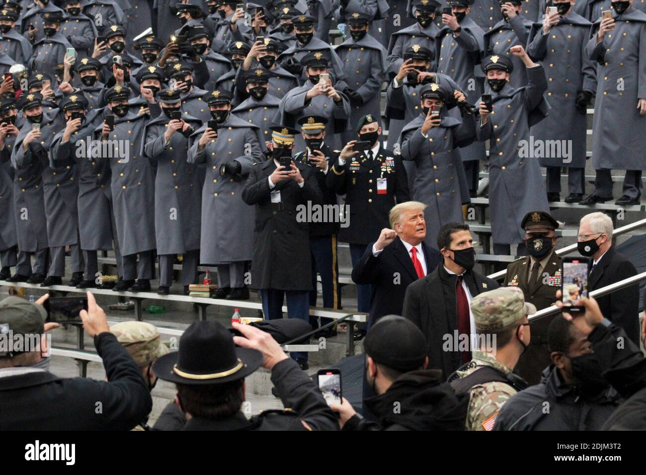 US-Präsident Donald Trump winkt, als er zum 121. Armee-Navy Fußballspiel im Michie Stadium am 12. Dezember 2019 in West Point, New York ankommt. Die Army Black Knights Shutout der Navy Midshipmen 15-0. Stockfoto