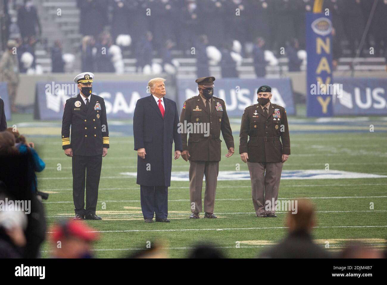 US-Präsident Donald Trump steht für die Nationalhymne beim Start des 121. Army-Navy Fußballspiels im Michie Stadium 12. Dezember 2019 in West Point, New York. Stehen mit dem Präsidenten sind von links nach rechts: ADM. Sean Buck, Superintendent der U.S. Naval Academy, Präsident Donald Trump, LT. General Darryl Williams, Superintendent der U.S. Military Academy und Vorsitzender des Joint Chiefs General Mark Milley. Stockfoto