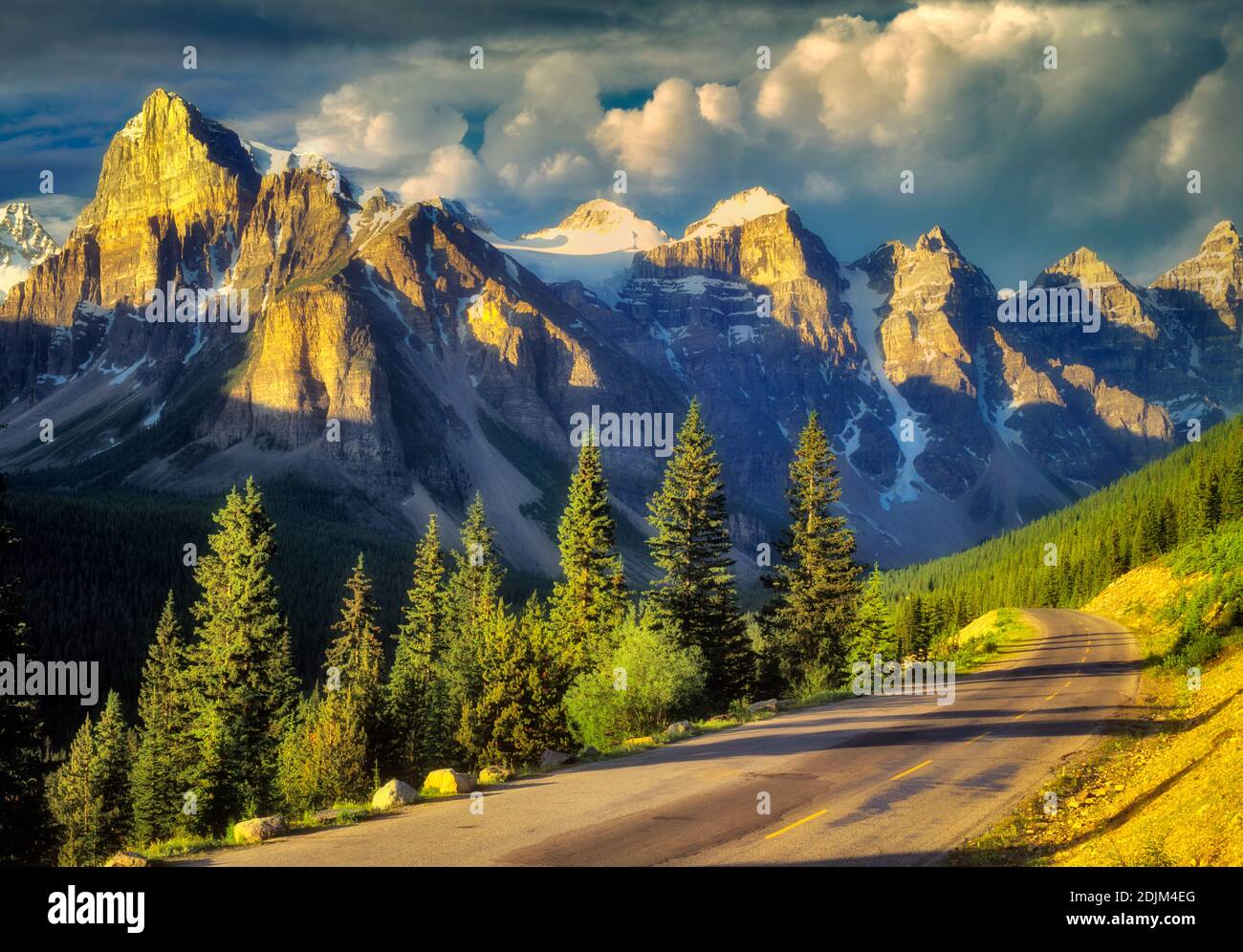 Straße im Tal der zehn Gipfel. Banff National Park, Kanada. Stockfoto