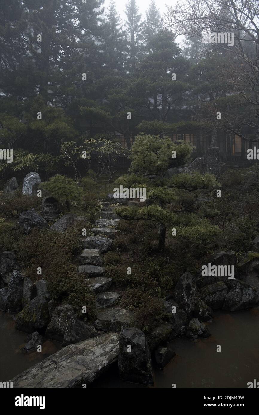 Japan/Wakayama Präfektur/Koyasan/Tempel Garten in mystischem Nebel in Koyasan . Stockfoto