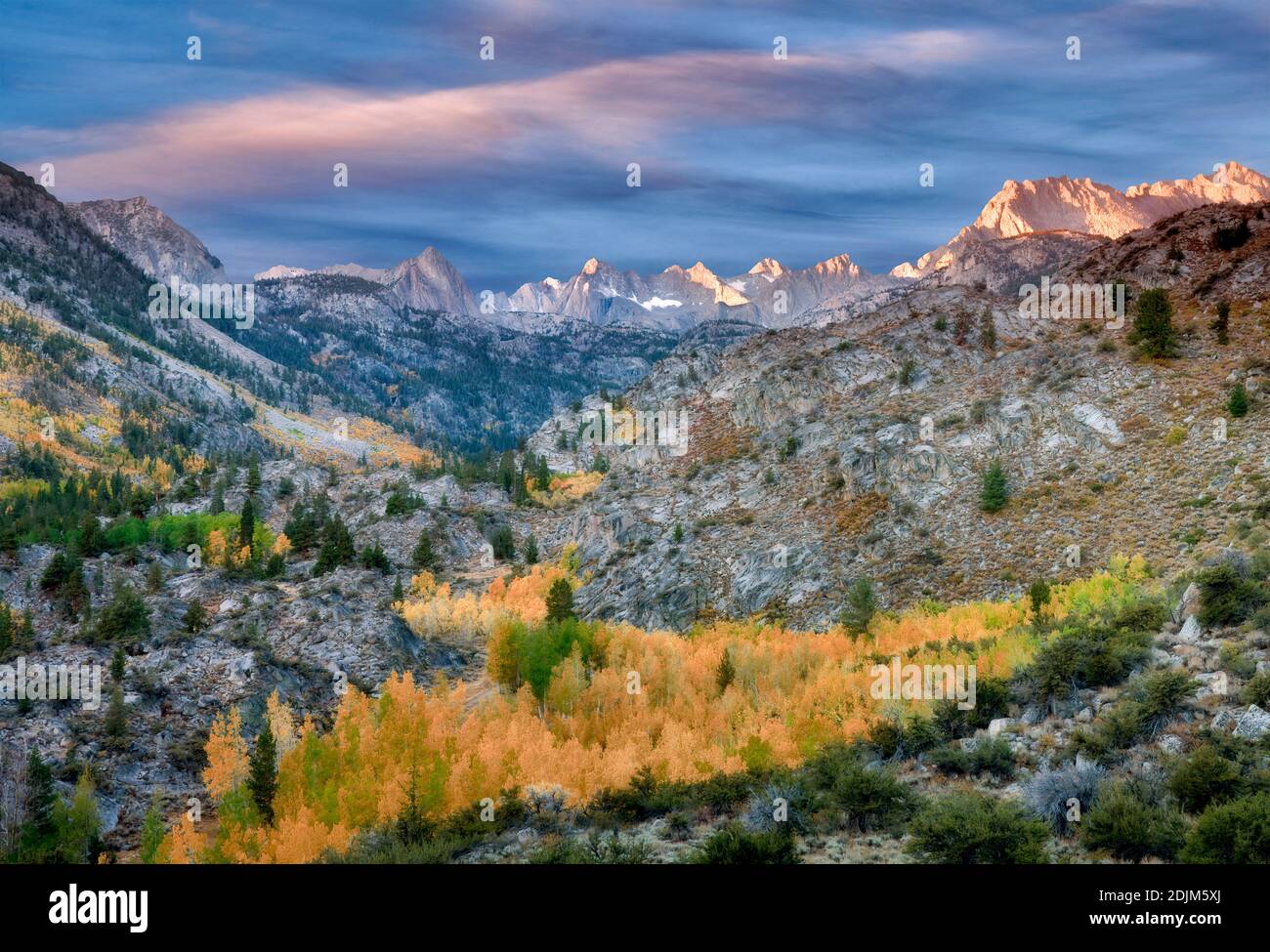 Eastern Sierra Mountains mit Herbstfarbe bei Sonnenaufgang. Inyo National Forest. Kalifornien Dieses Bild hat einen Himmel hinzugefügt. Stockfoto