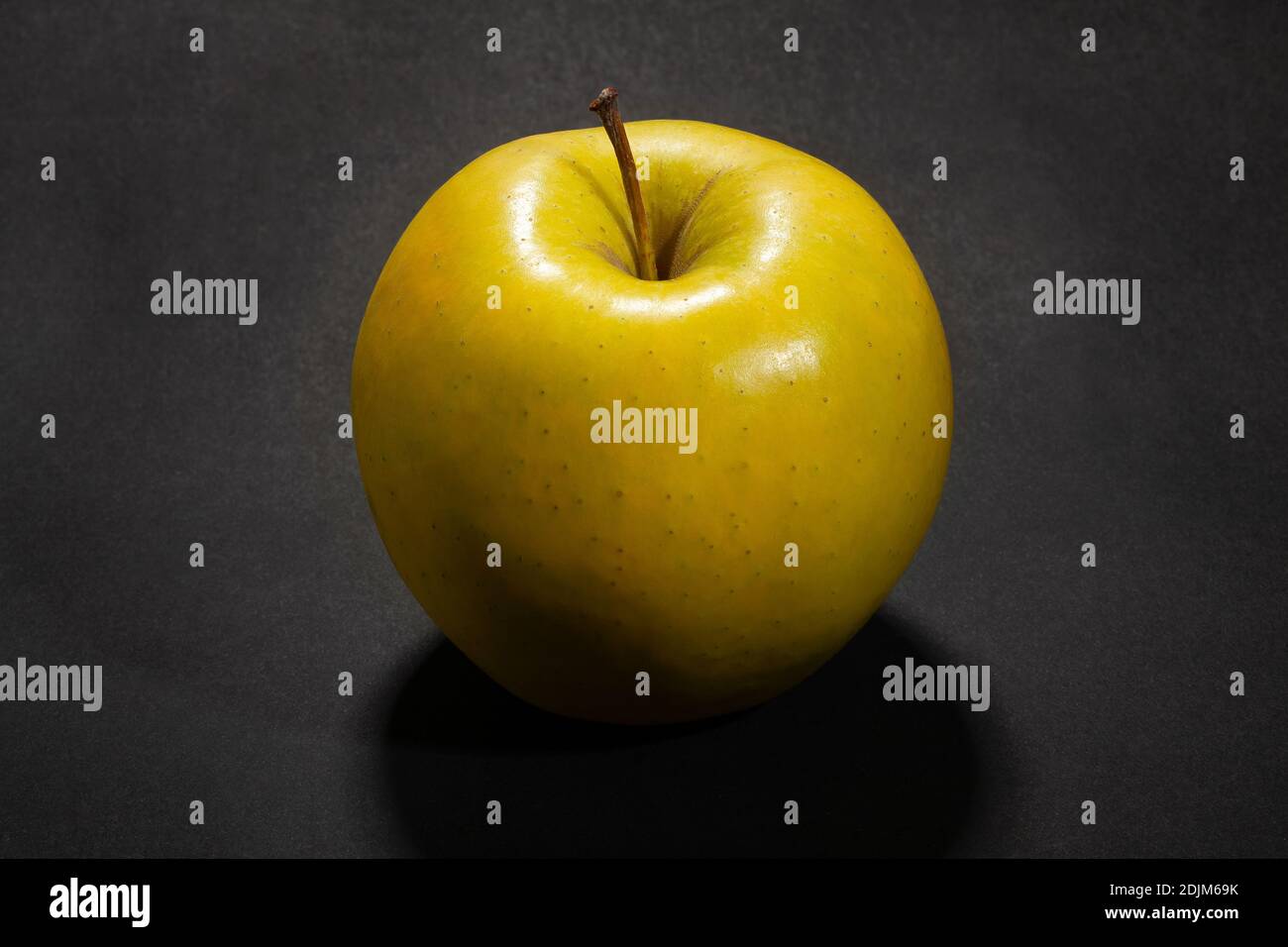 Gelber Apfel auf schwarzem Hintergrund Stockfoto