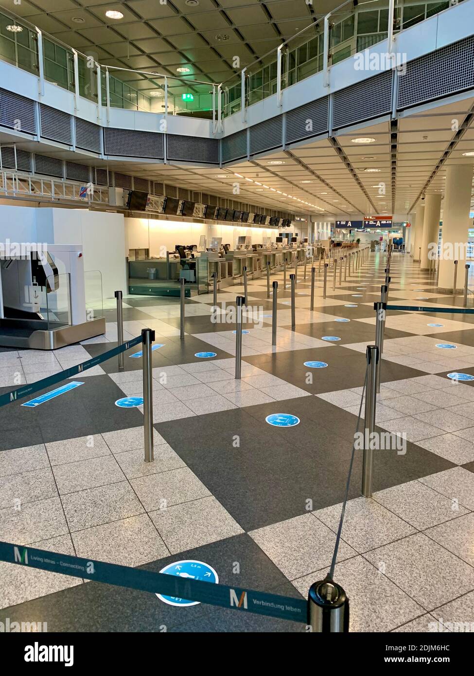 Leerer Check-in-Bereich im Terminal A am Franz-Josef-Strauss-Flughafen München Während der Corona-Krise von 2020 Stockfoto