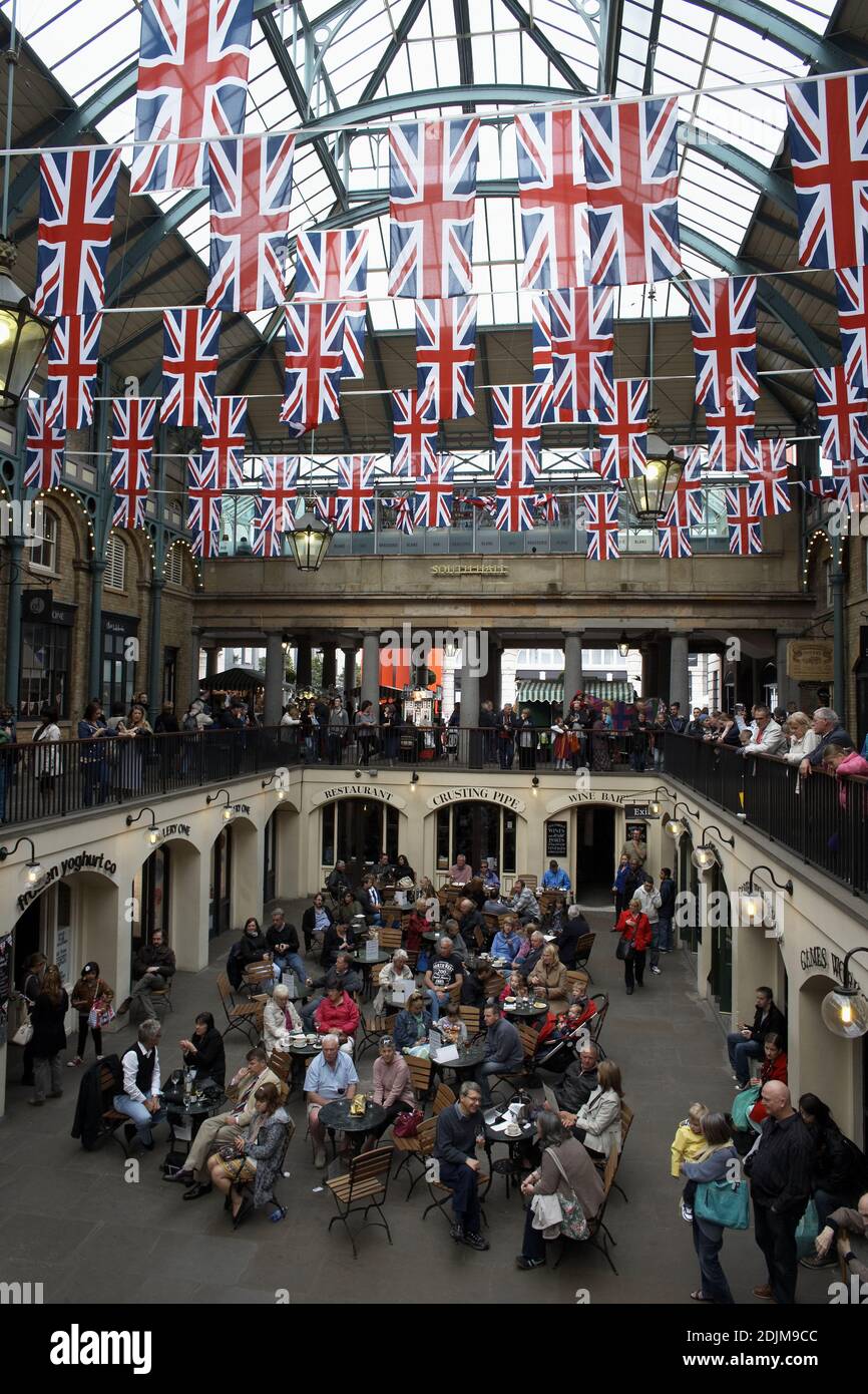 GROSSBRITANNIEN / England / London /Union Flags in Covent Garden. Stockfoto