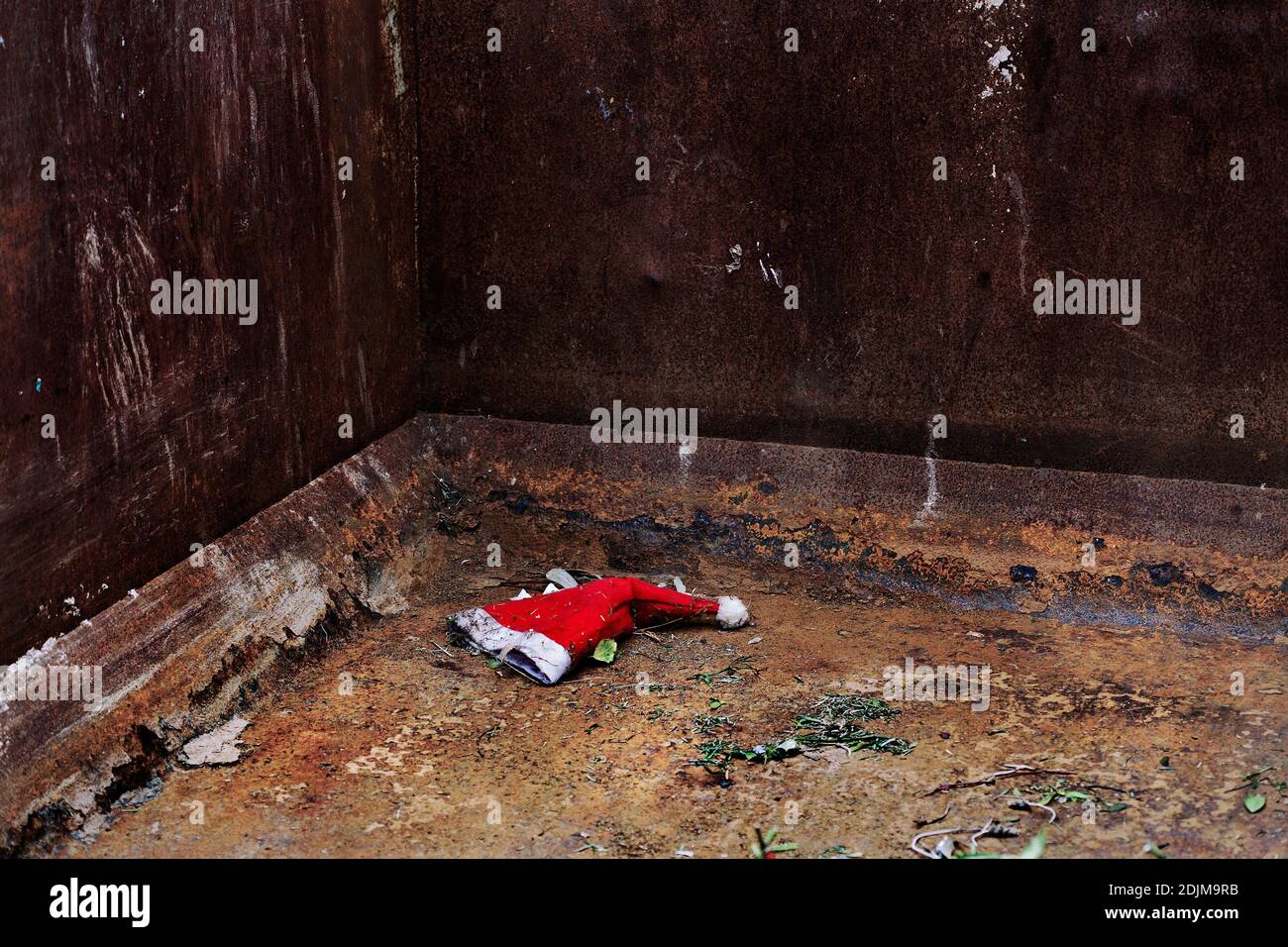 Weggeworfene Weihnachtsmütze im Abfallbehälter, Barcelona. Stockfoto