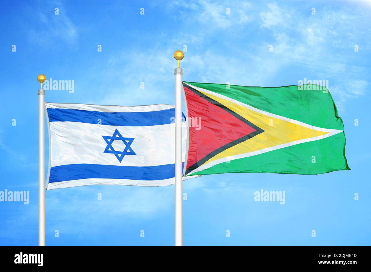 Israel und Guyana zwei Flaggen auf Fahnenmasten und blau bewölkt Himmel Stockfoto