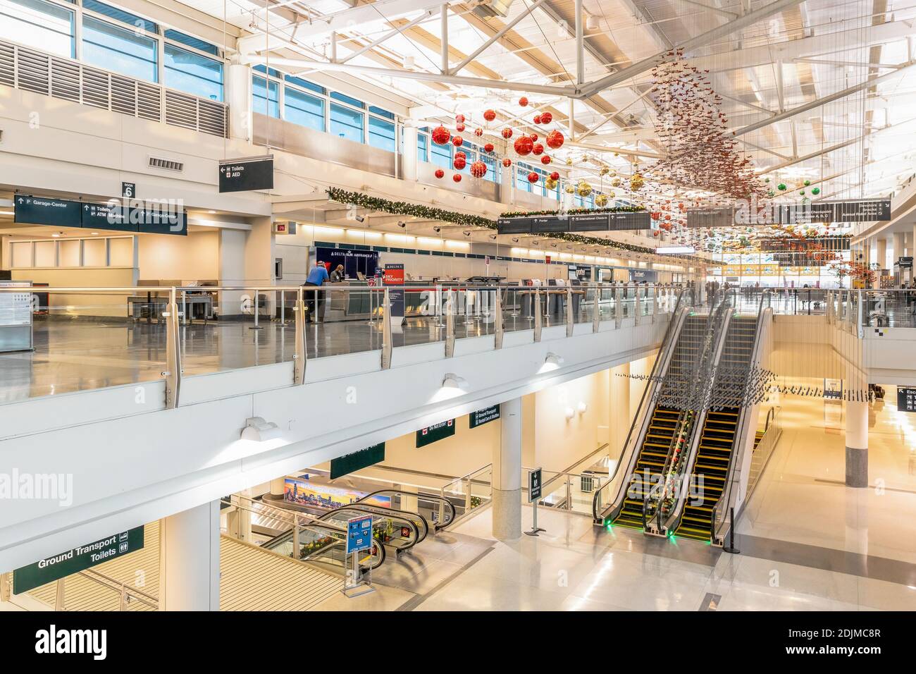 Das Innere des Midway International Airport während der Weihnachtszeit mit wenigen Menschen reisen aufgrund der Covid-19 Pandemie. Stockfoto