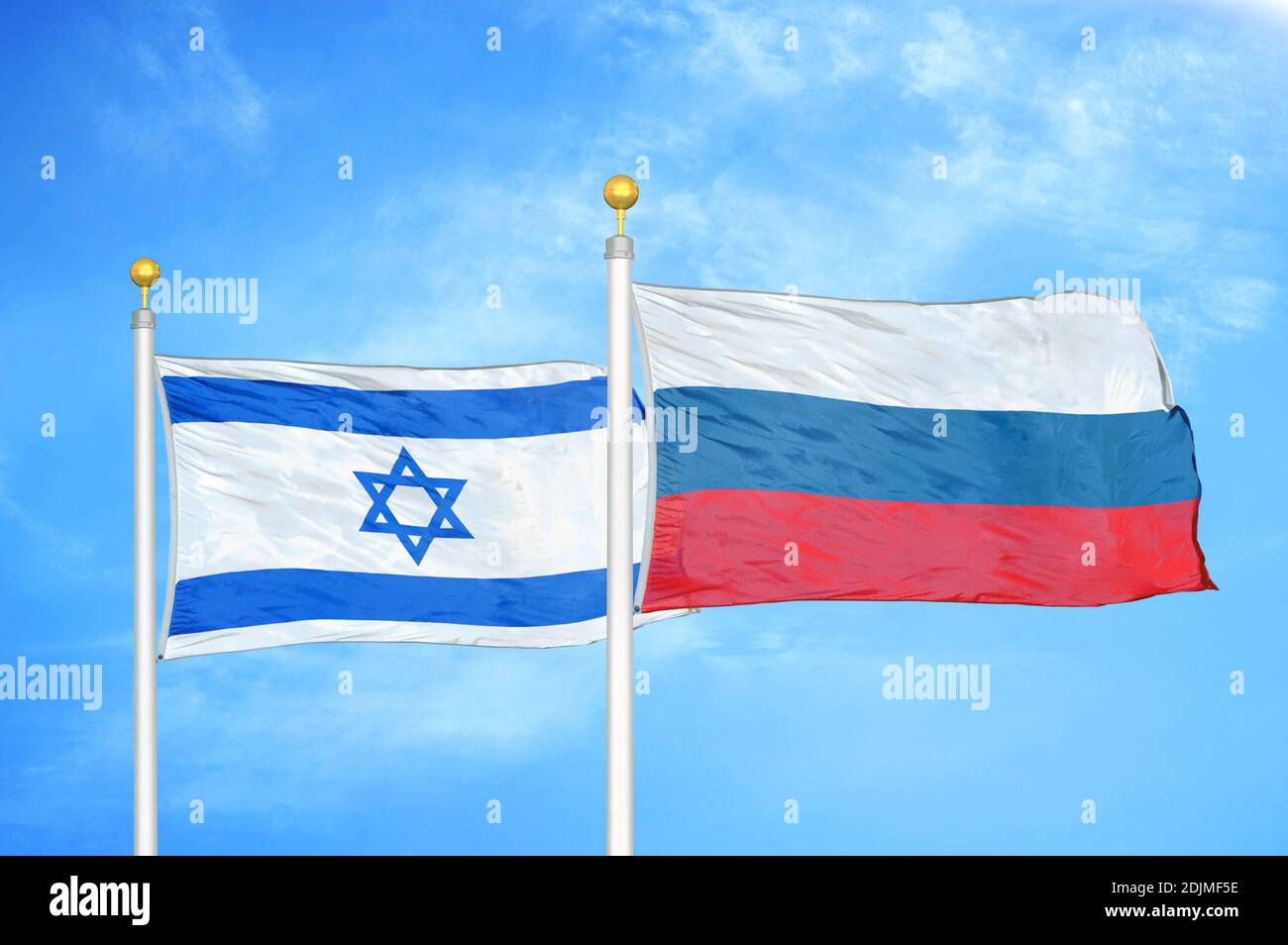 Israel und Russland zwei Flaggen auf Fahnenmasten und blau bewölkt Himmel Stockfoto