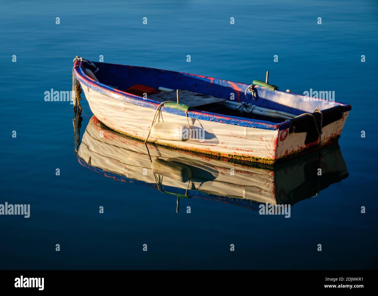 High Angle View Of Boot ankern In See Stockfotografie - Alamy