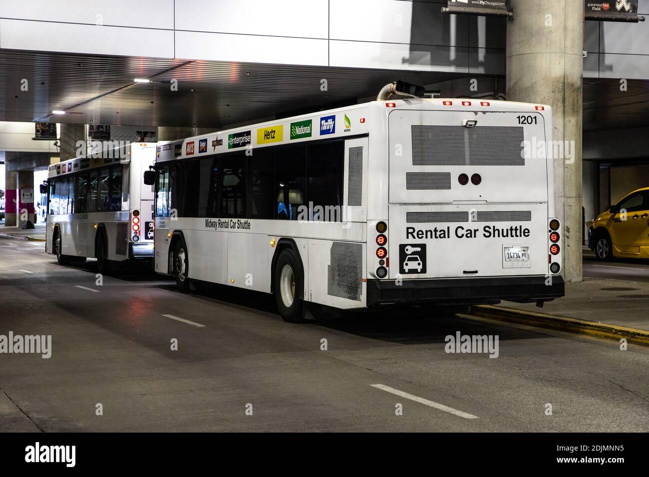 Ein weißer Midway Mietwagen Shuttle Bus am Midway International Airport. Diese Busse bieten kostenlosen Transport zu Mietwagen und eine günstige Garage. Stockfoto