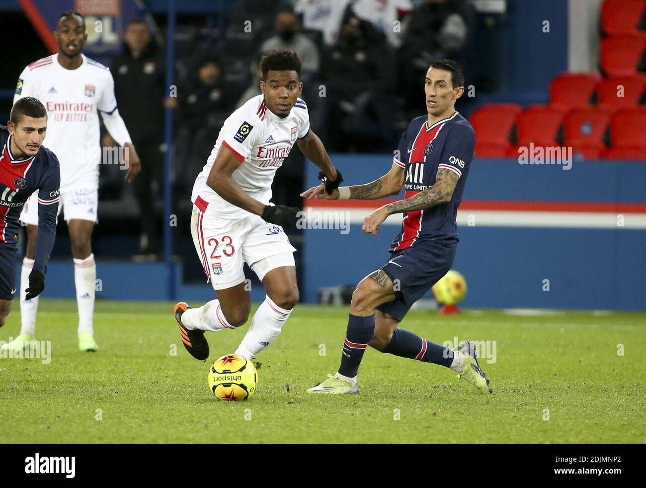 Thiago Mendes von Lyon, Angel Di Maria von PSG während der französischen Meisterschaft Ligue 1 Fußballspiel zwischen Paris Saint-Germain (PSG) und Olympique Lyonnais (OL) am 13. Dezember 2020 im Parc des Princes Stadion in Paris, Frankreich - Foto Jean Catuffe / DPPI / LM Stockfoto